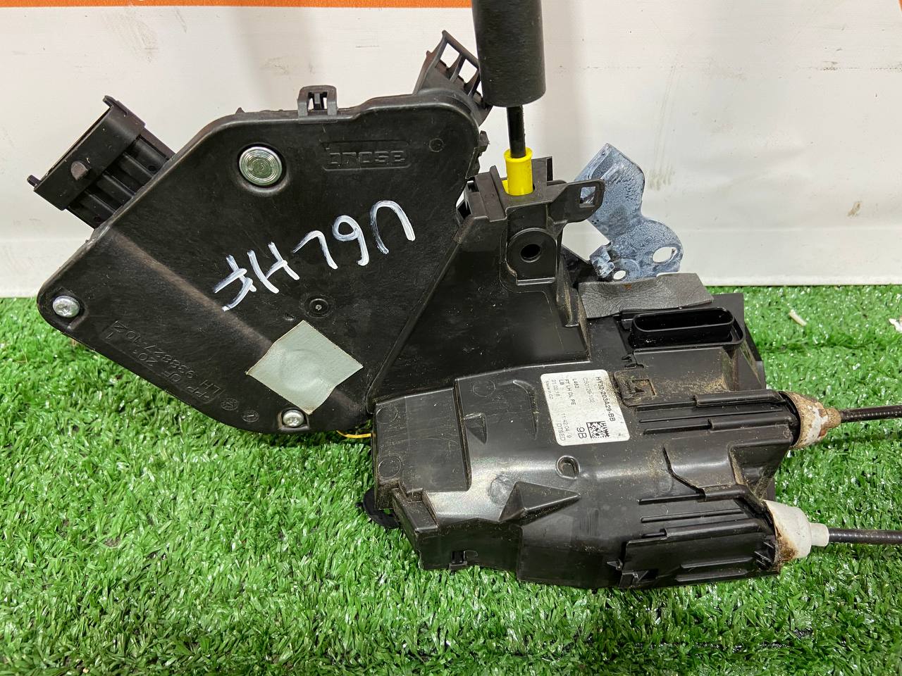 LR078730 Front left door lock Land Rover Discovery Sport L550 Used cost 80 € in stock 1 pcs.