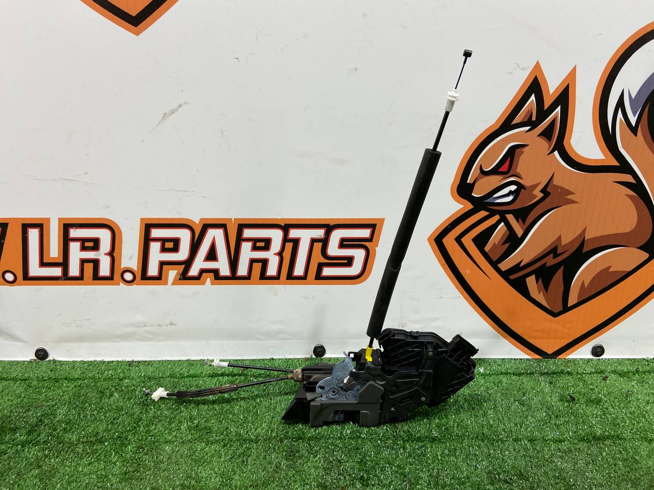 LR078730 Front left door lock Land Rover Discovery Sport L550 Used cost 80 € in stock 1 pcs.