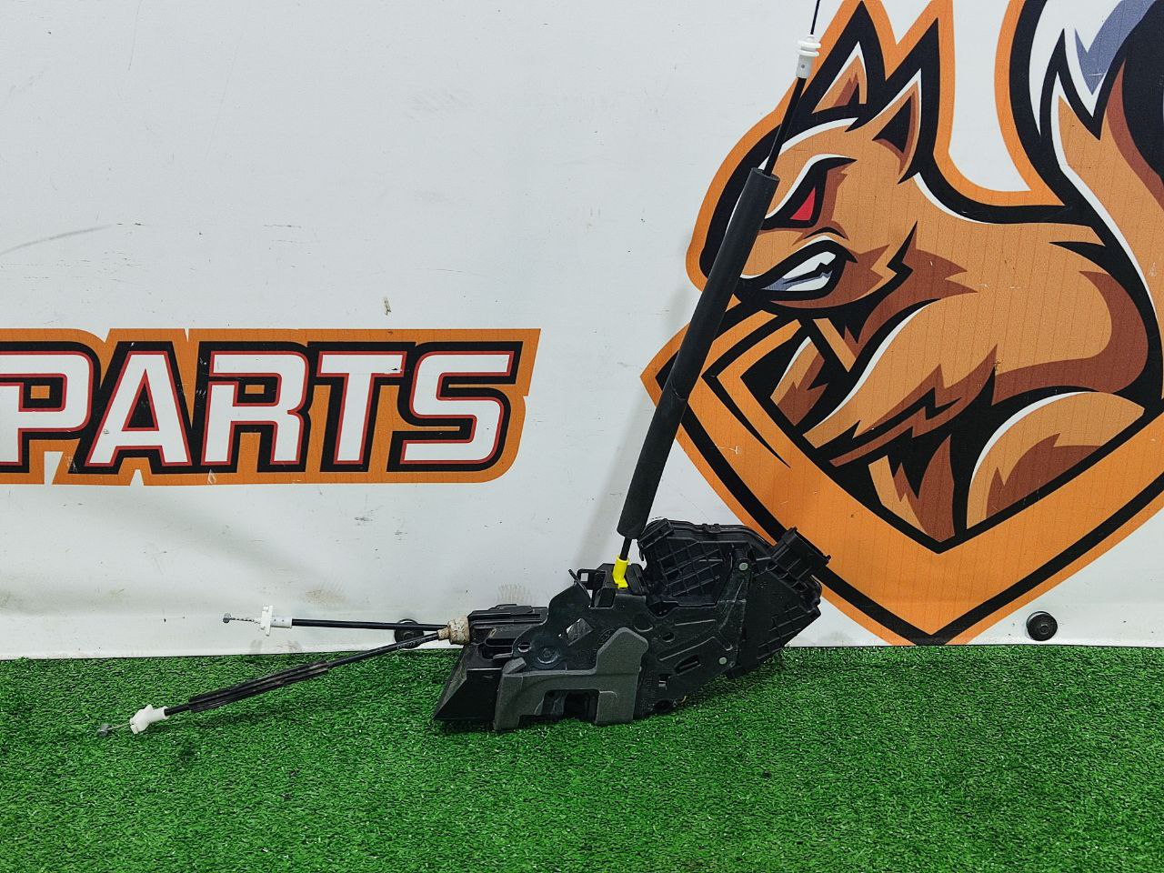 LR078730 Front left door lock Land Rover Discovery Sport L550 Used cost 80 € in stock 1 pcs.