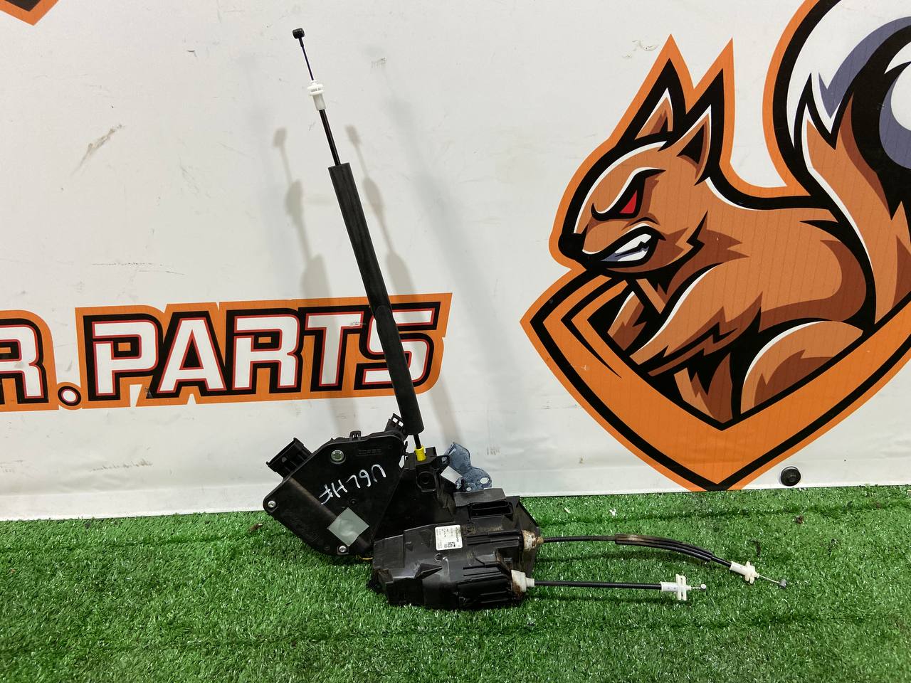 LR078730 Front left door lock Land Rover Discovery Sport L550 Used cost 80 € in stock 1 pcs.