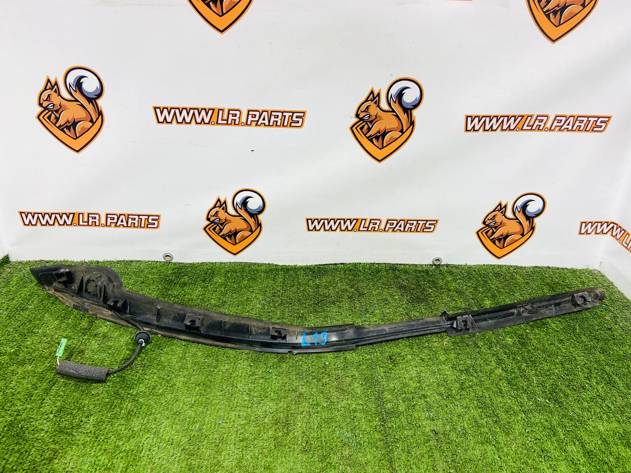 LR083144 Trunk lid trim left Land Rover Discovery 5 L462 (2017-) used cost 35 € in stock 1 pcs.