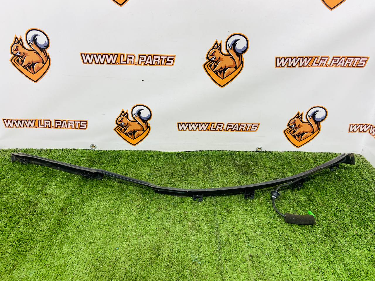 LR083144 Trunk lid trim left Land Rover Discovery 5 L462 (2017-) used cost 35 € in stock 1 pcs.