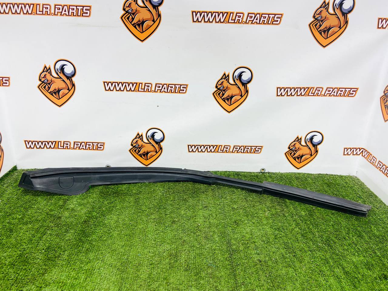 LR083144 Trunk lid trim left Land Rover Discovery 5 L462 (2017-) used cost 35 € in stock 1 pcs.