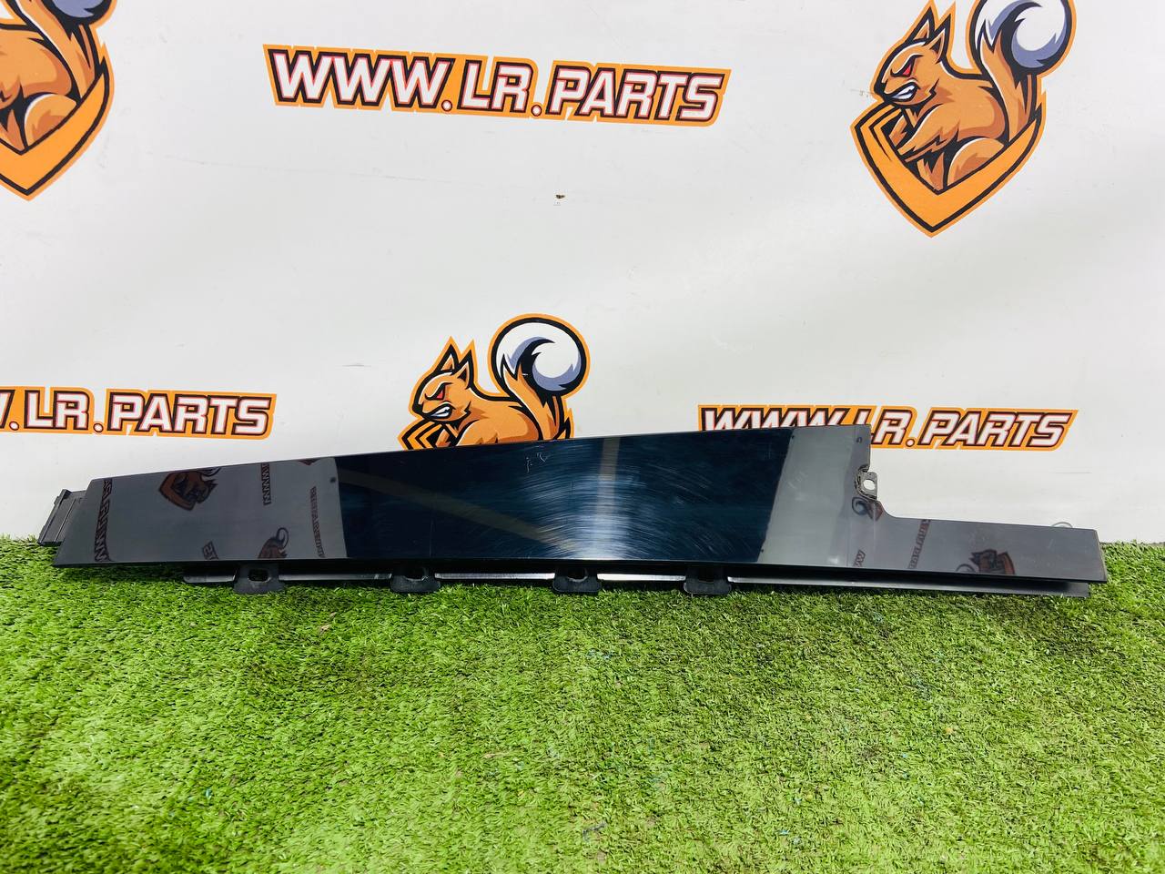 LR105993 Rear Right Door Molding Used Land Rover Discovery 5 L462 (2017-) cost 27 € in stock 2 pcs.