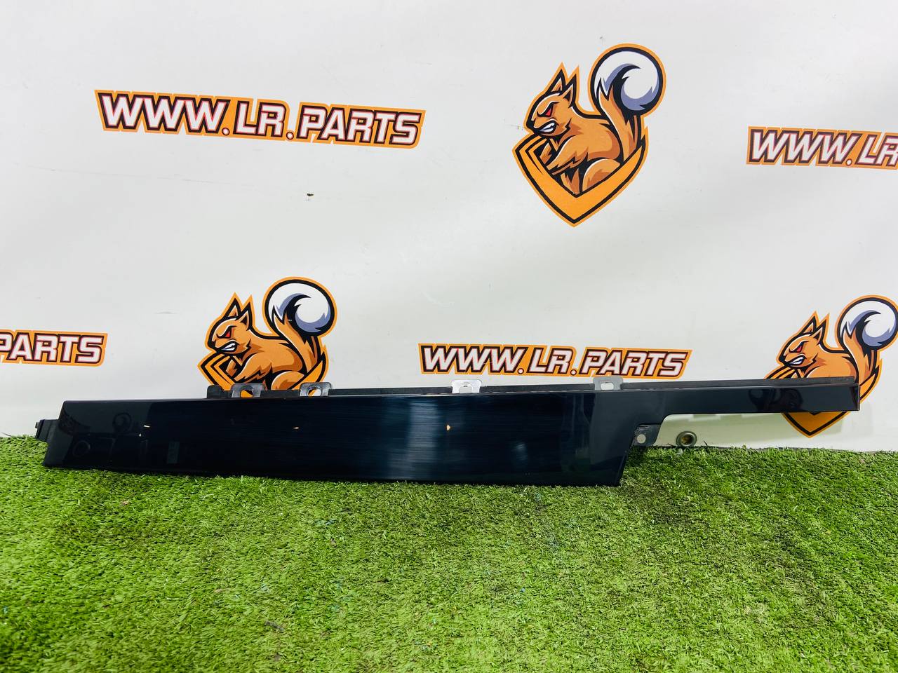 LR105994 Front right side door molding Land Rover Discovery 5 L462 (2017-) used cost 16,67 € in stock 1 pcs.