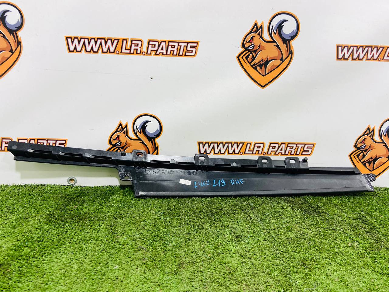 LR105994 Front right side door molding Land Rover Discovery 5 L462 (2017-) used cost 16,67 € in stock 1 pcs.