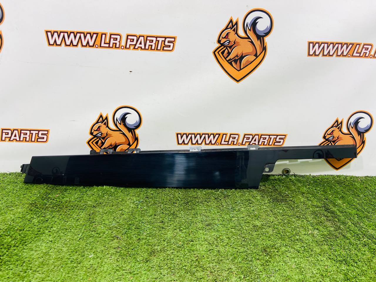 LR105994 Front right side door molding Land Rover Discovery 5 L462 (2017-) used cost 16,67 € in stock 1 pcs.