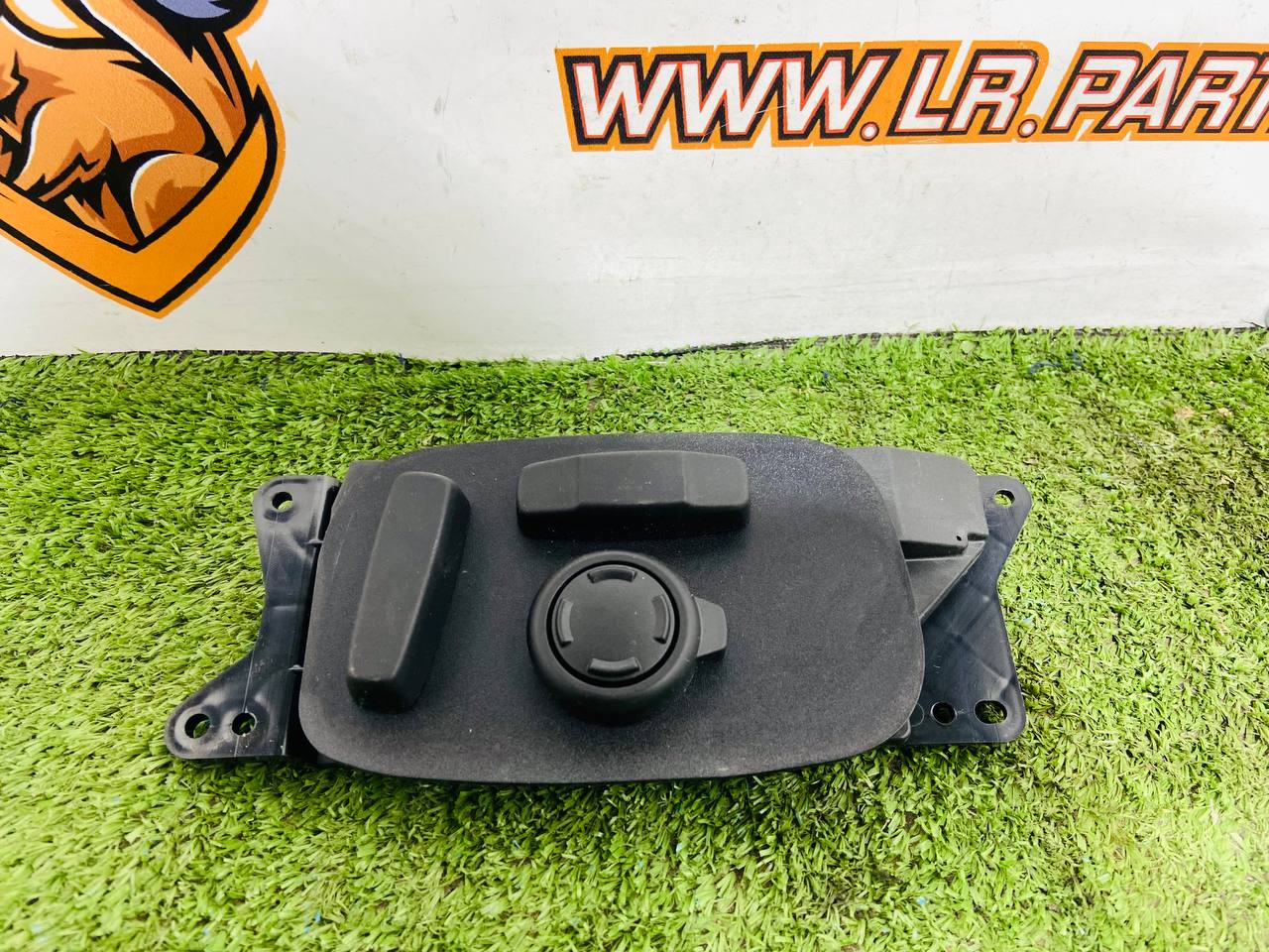 LR111633 Electric seat adjustment switch left Land Rover Discovery 5 L462 (2017-) USED cost 90 € in stock 1 pcs.