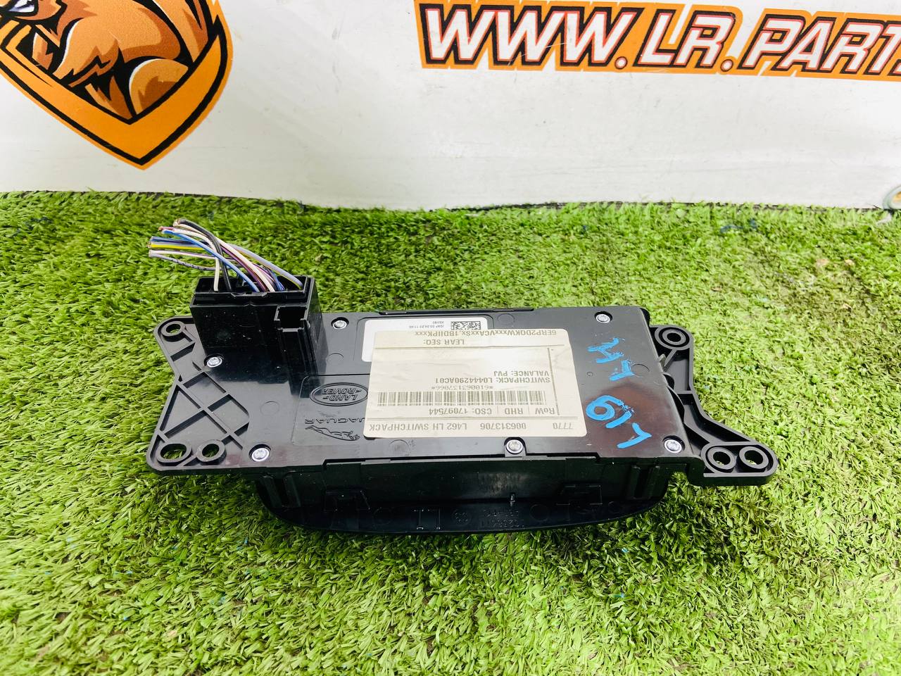 LR111633 Electric seat adjustment switch left Land Rover Discovery 5 L462 (2017-) USED cost 90 € in stock 1 pcs.