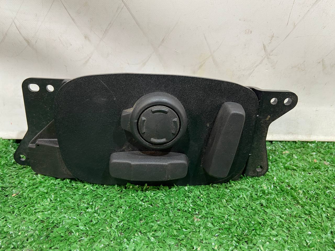 LR111633 Electric seat adjustment switch left Land Rover Discovery 5 L462 (2017-) USED cost 90 € in stock 1 pcs.