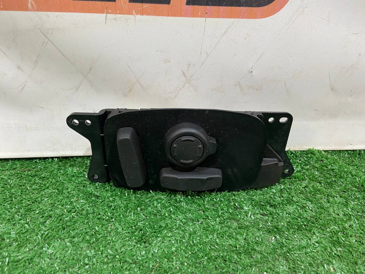 LR111634 Electric seat adjustment switch right Land Rover Discovery 5 L462 (2017-) Used cost 90 € in stock 1 pcs.