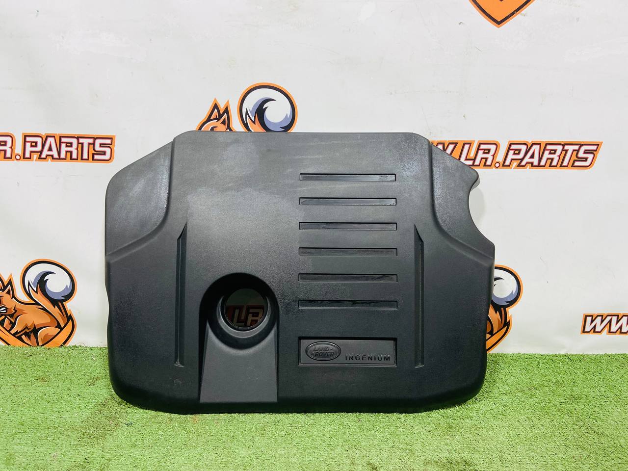 LR121736 Engine cover Range Rover Sport L494 (2014-2022) used cost 120 € in stock 1 pcs.