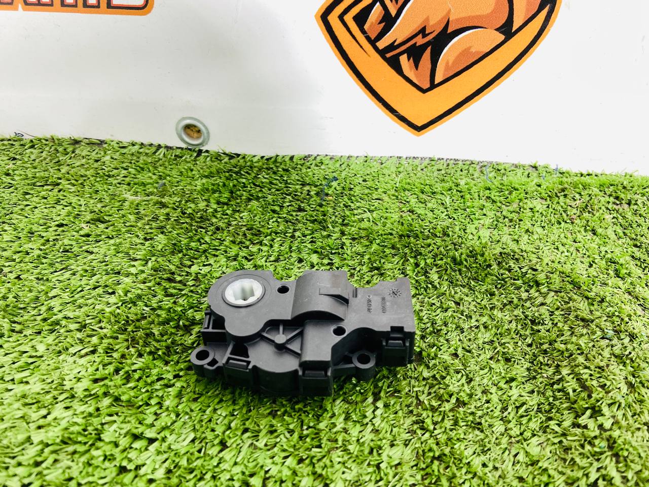 LR131060 Set of heater motors 8 pcs Land Rover Discovery 5 L462 (2017-) Used cost 200 € in stock 1 pcs.