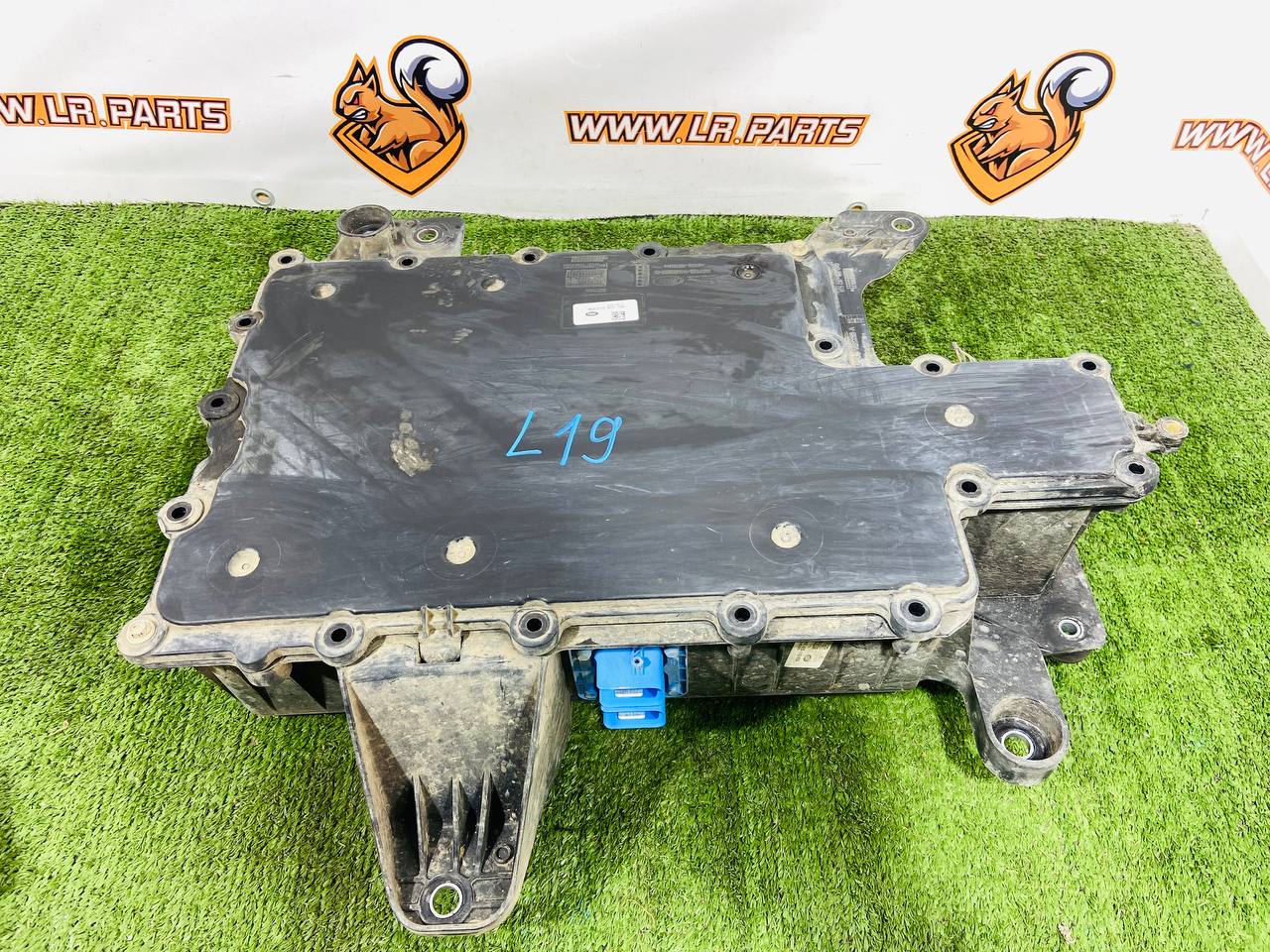 LR141890 Voltage converter housing Land Rover Discovery 5 L462 (2017-) used cost € in stock 1 pcs.