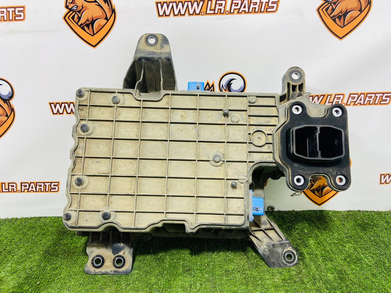 LR141890 Voltage converter housing Land Rover Discovery 5 L462 (2017-) used cost € in stock 1 pcs.
