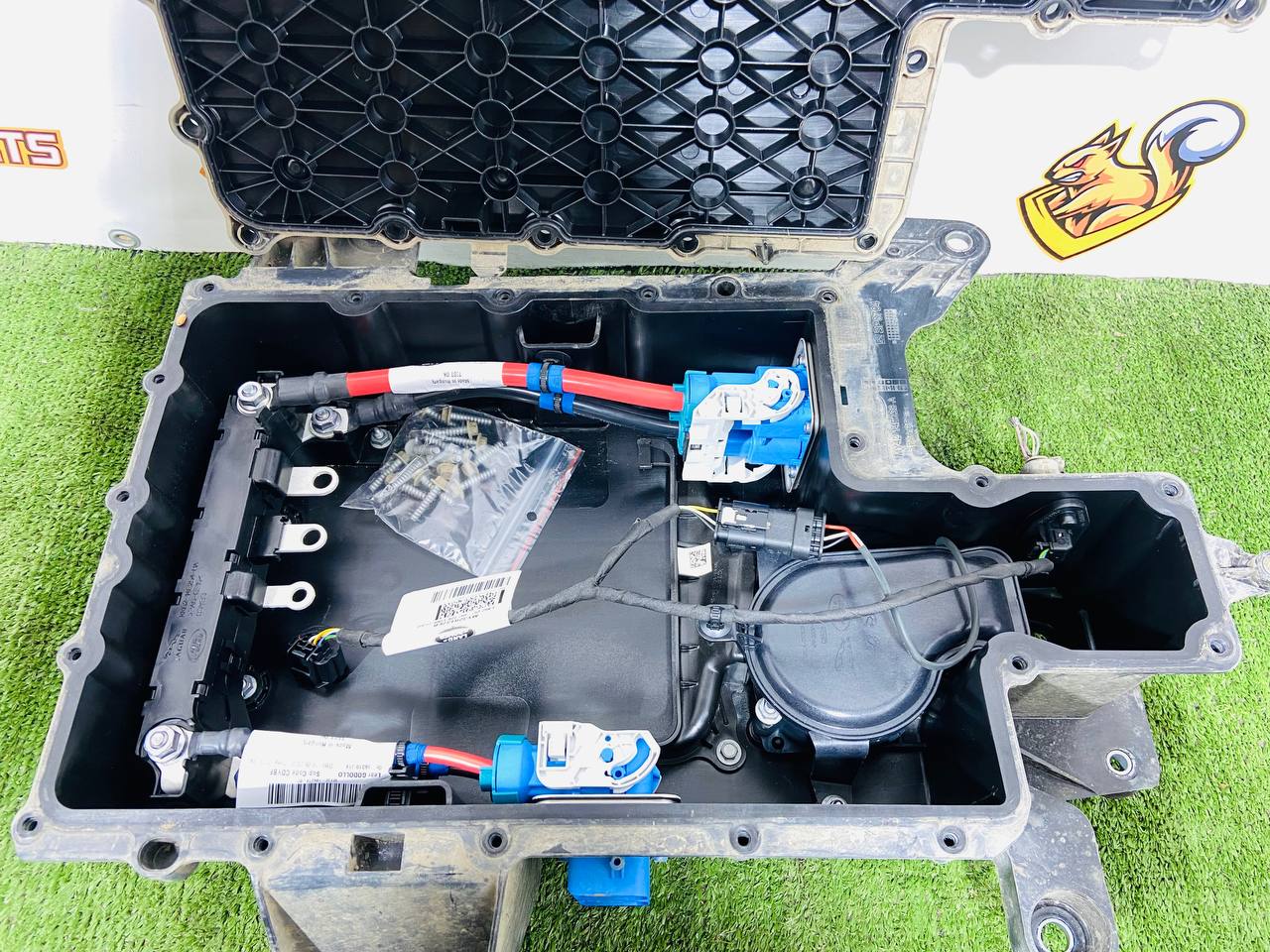 LR141890 Voltage converter housing Land Rover Discovery 5 L462 (2017-) used cost € in stock 1 pcs.