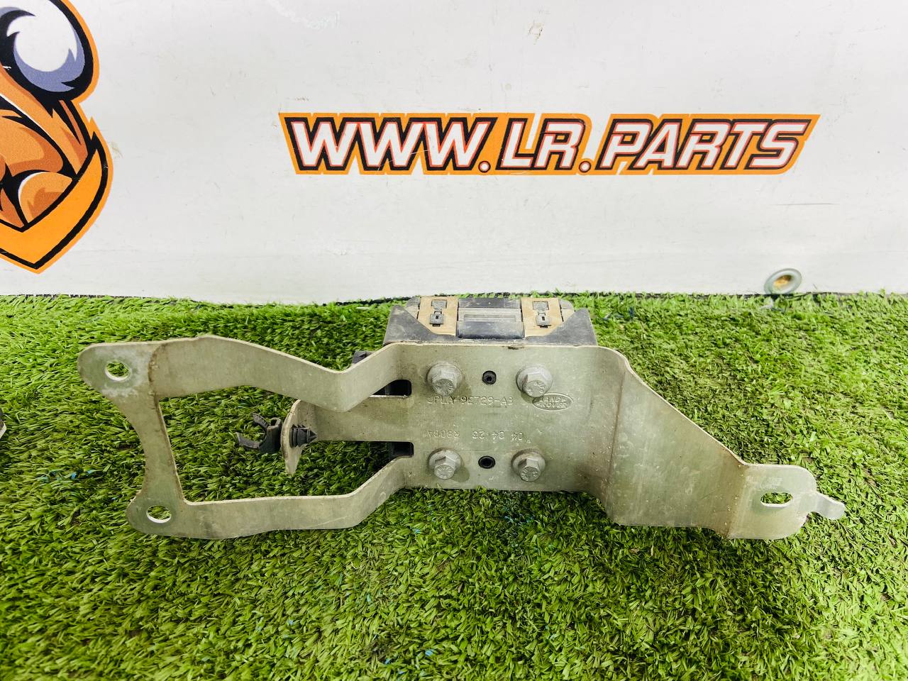 LR142569 Active cruise control radar Land Rover Discovery 5 L462 (2017-) used cost 500 € in stock 1 pcs.