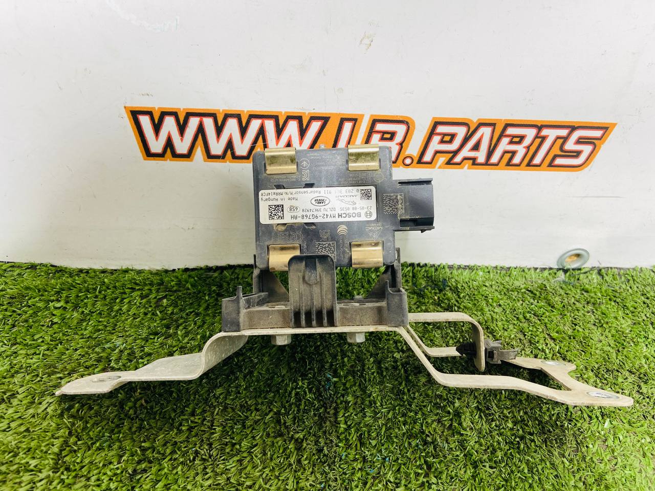 LR142569 Active cruise control radar Land Rover Discovery 5 L462 (2017-) used cost 500 € in stock 1 pcs.