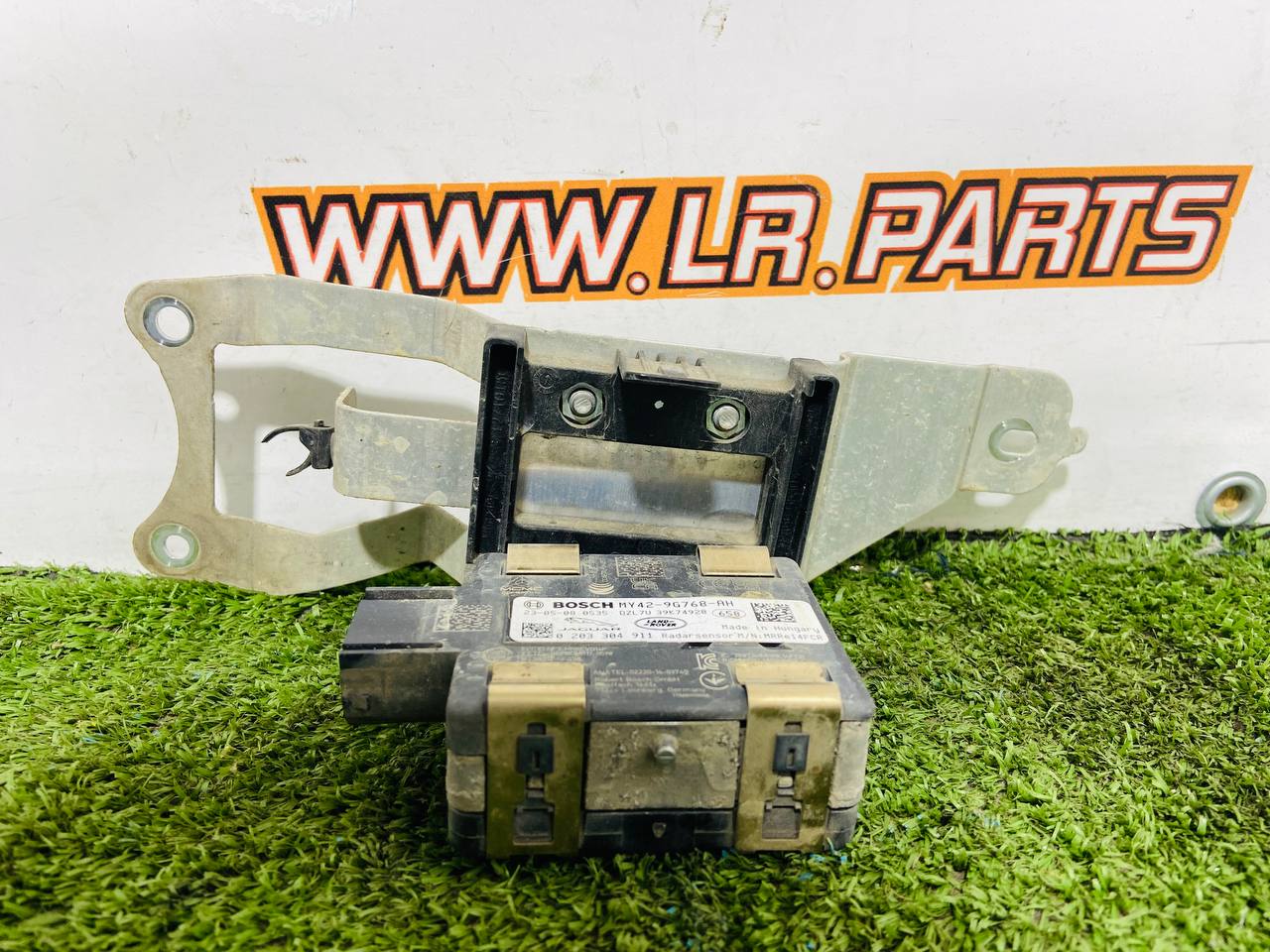 LR142569 Active cruise control radar Land Rover Discovery 5 L462 (2017-) used cost 500 € in stock 1 pcs.