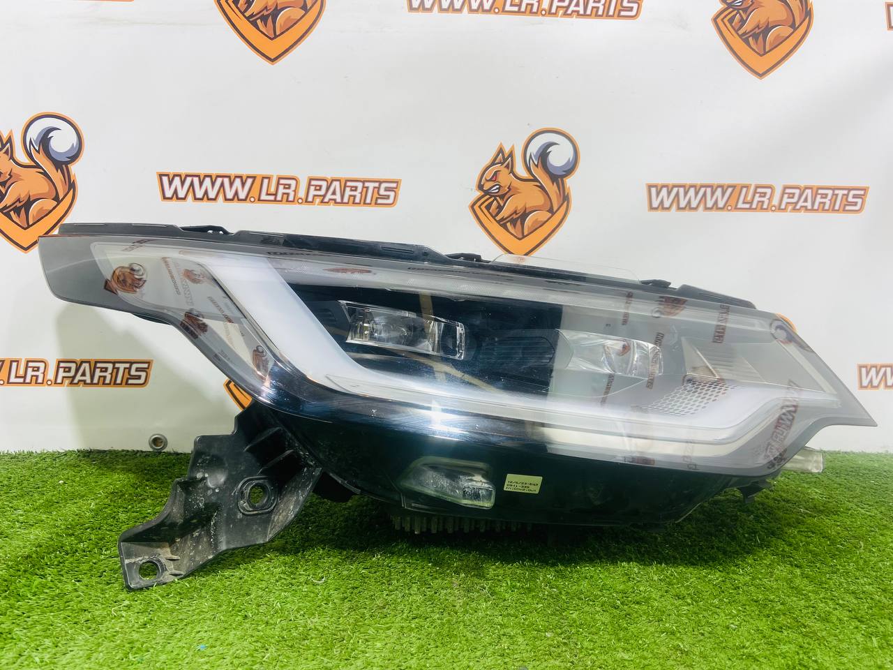 LR144116 Right LED headlight for Land Rover Discovery 5 L462 (2017-) Used cost € in stock 1 pcs.