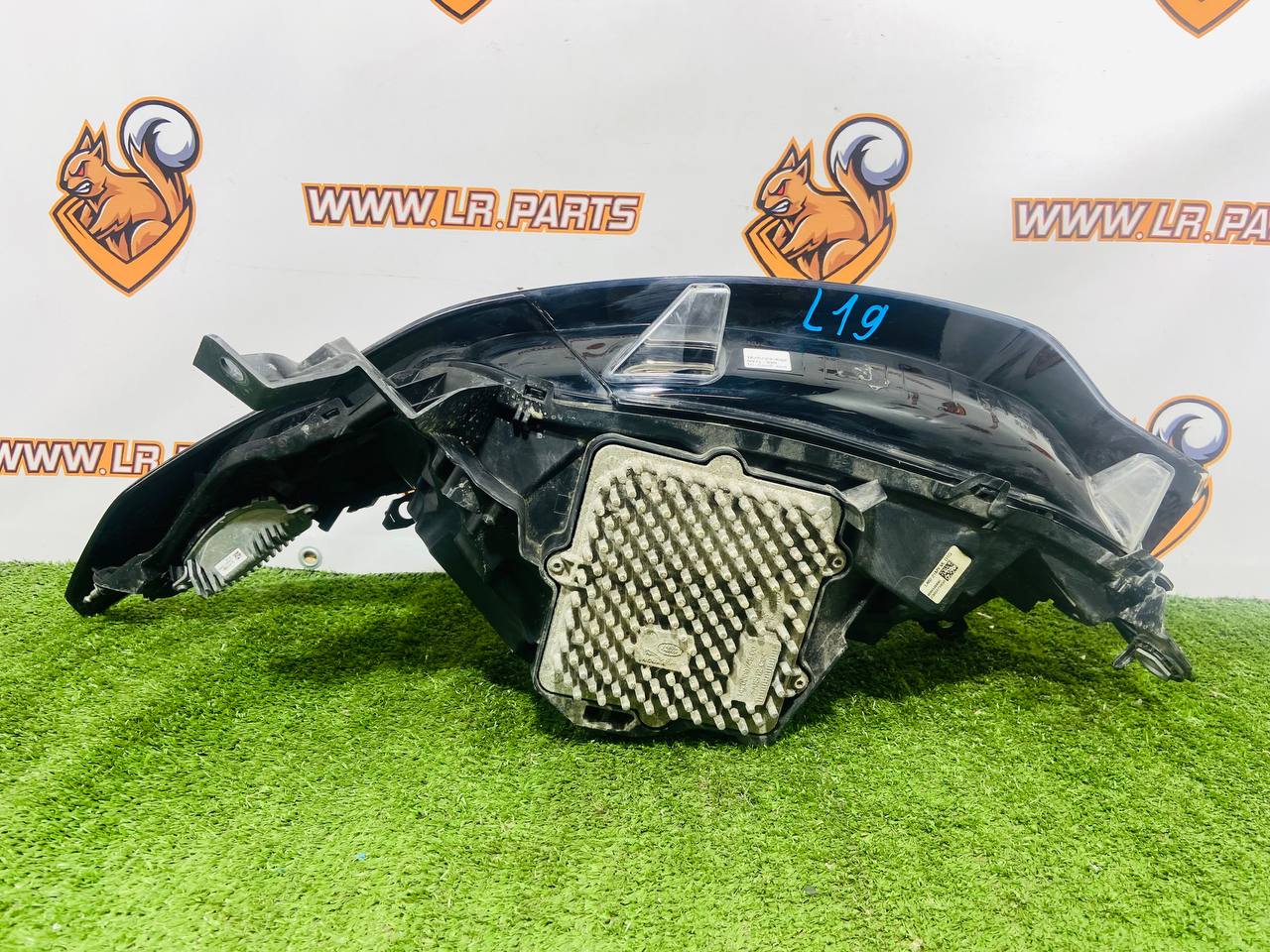 LR144116 Right LED headlight for Land Rover Discovery 5 L462 (2017-) Used cost € in stock 1 pcs.