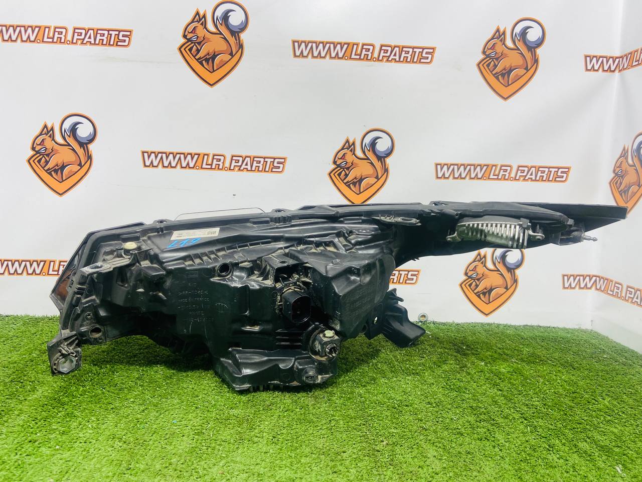 LR144116 Right LED headlight for Land Rover Discovery 5 L462 (2017-) Used cost € in stock 1 pcs.