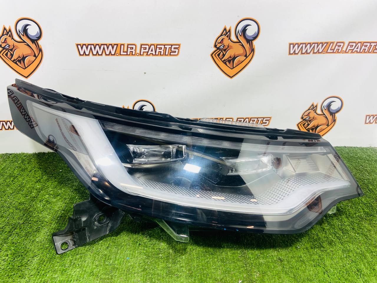LR144116 Right LED headlight for Land Rover Discovery 5 L462 (2017-) Used cost € in stock 1 pcs.
