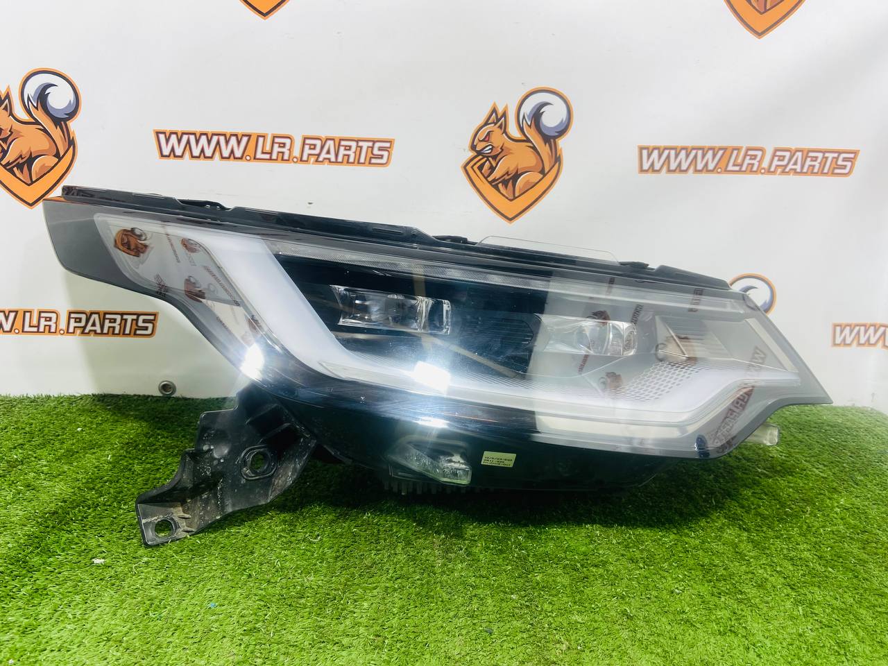 LR144116 Right LED headlight for Land Rover Discovery 5 L462 (2017-) Used cost € in stock 1 pcs.