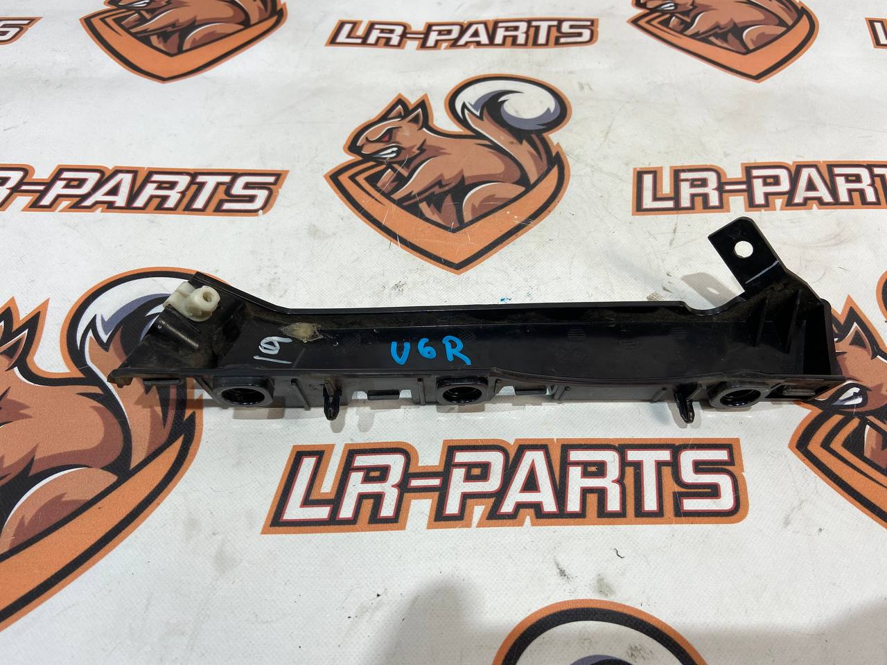 LR146328 Bumper mounting bracket right LAND ROVER DISCOVERY 5 (L462) Used cost 16 € in stock 1 pcs.