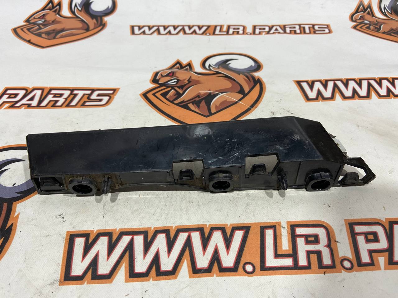 LR146328 Bumper mounting bracket right LAND ROVER DISCOVERY 5 (L462) Used cost 16 € in stock 1 pcs.