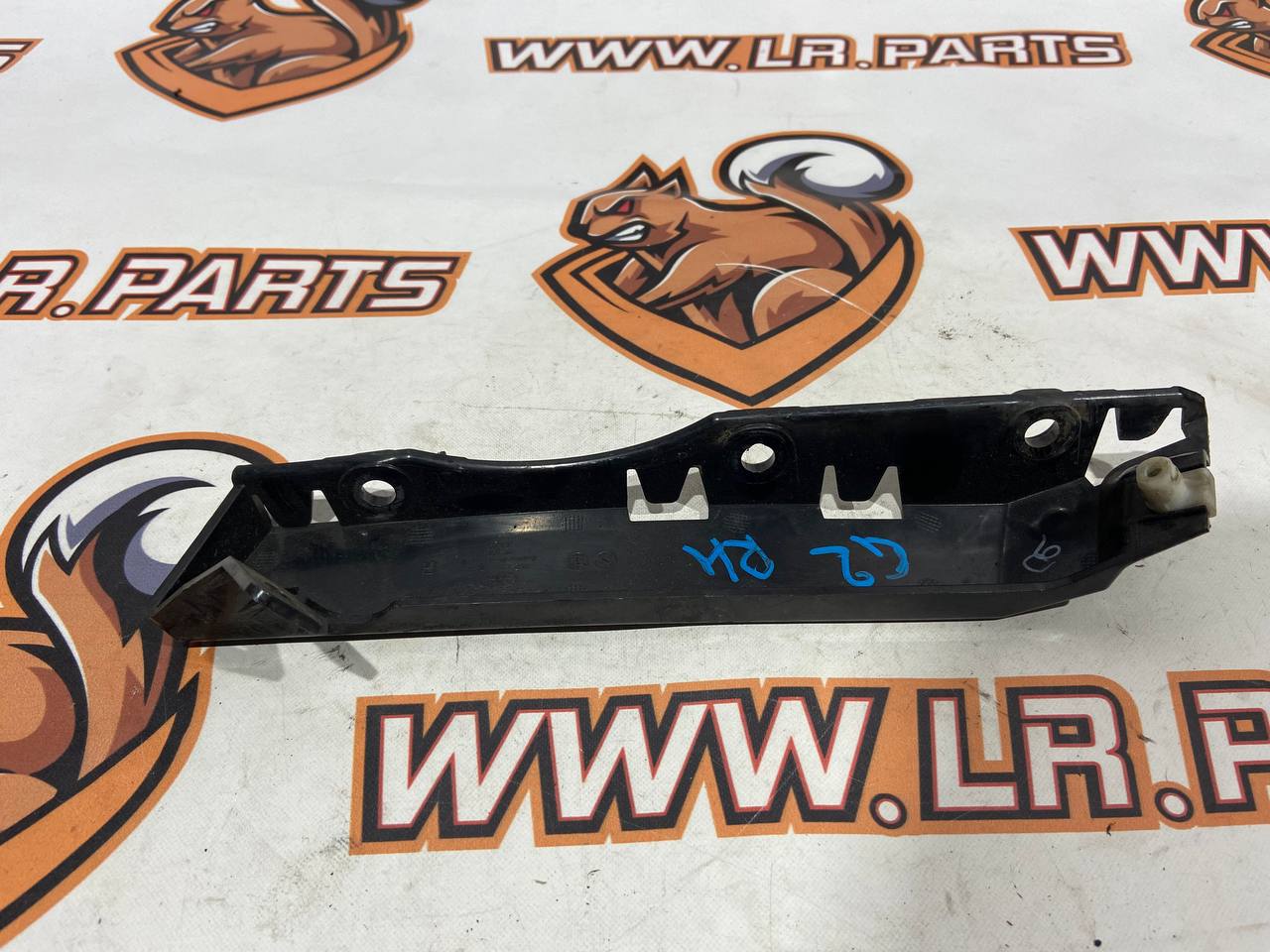 LR146328 Bumper mounting bracket right LAND ROVER DISCOVERY 5 (L462) Used cost 16 € in stock 1 pcs.