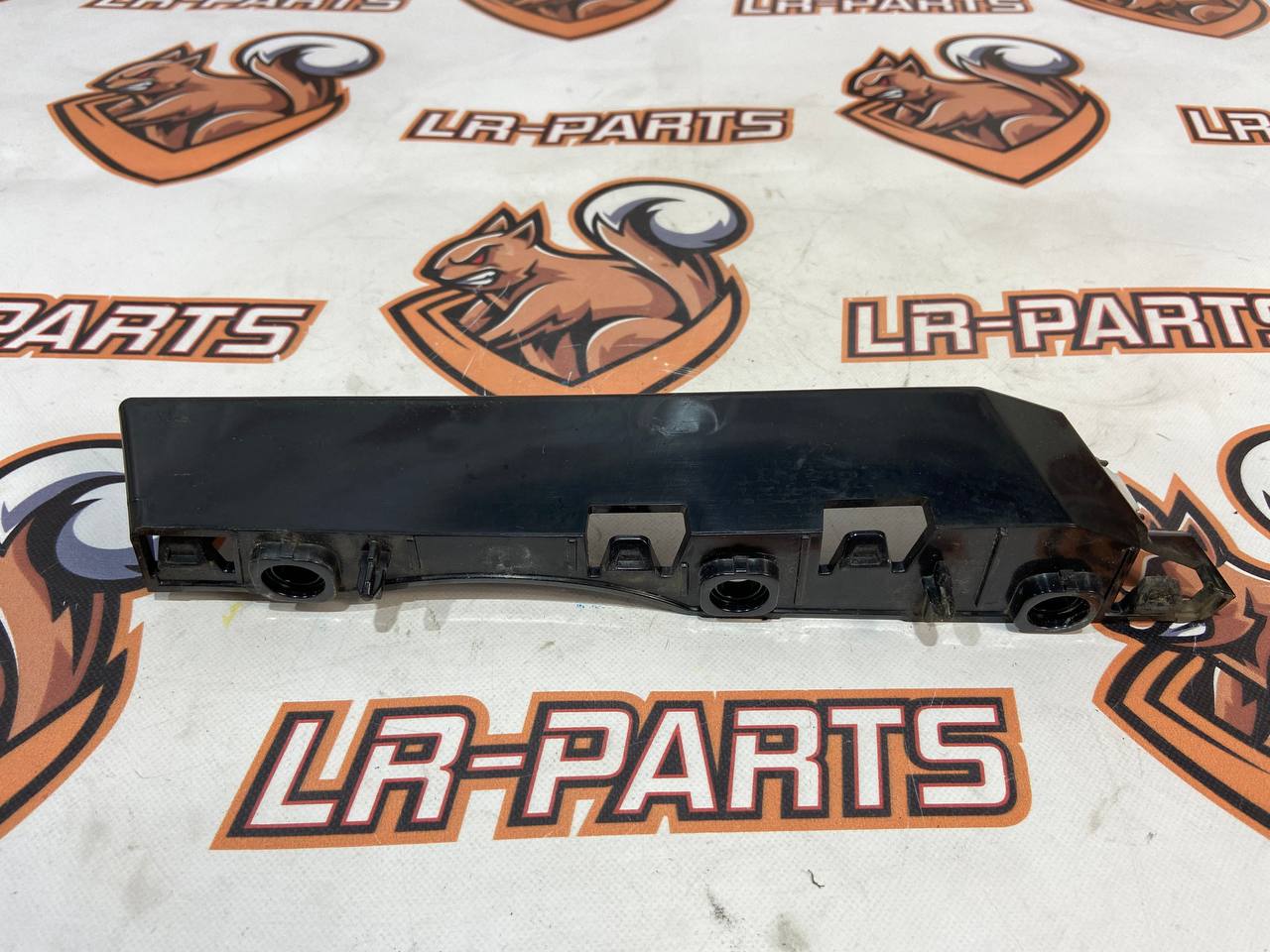 LR146328 Bumper mounting bracket right LAND ROVER DISCOVERY 5 (L462) Used cost 16 € in stock 1 pcs.