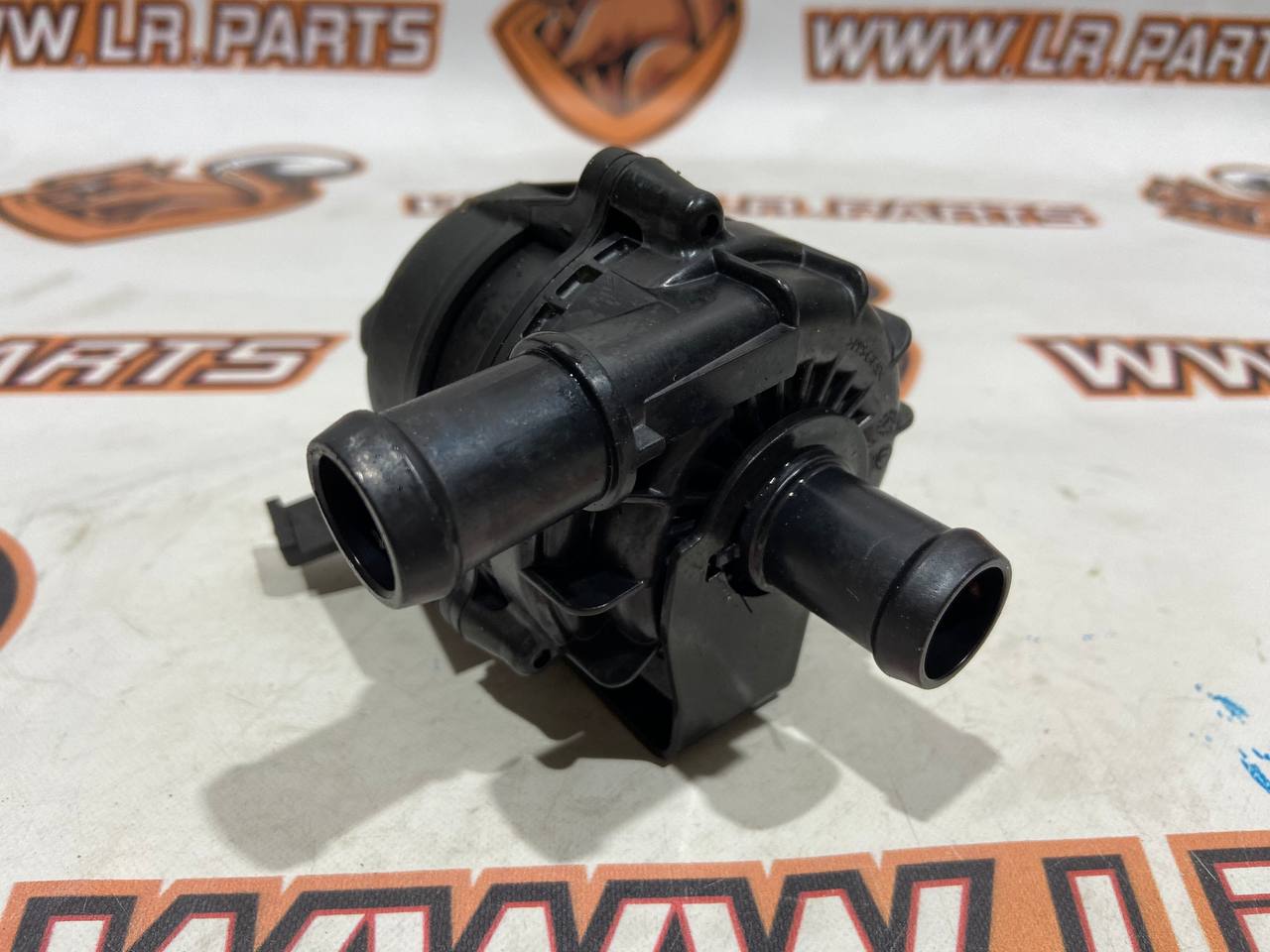 LR153970 Additional pump of the cooling system Range Rover Sport L494 (2014-2022) used cost 90 € in stock 1 pcs.