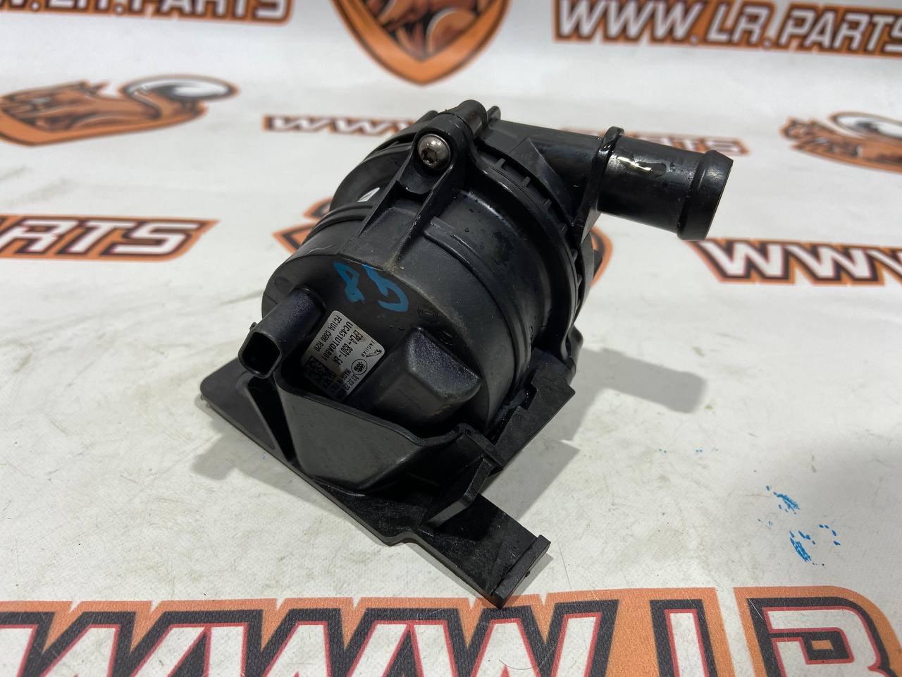 LR153970 Additional pump of the cooling system Range Rover Sport L494 (2014-2022) used cost 90 € in stock 1 pcs.