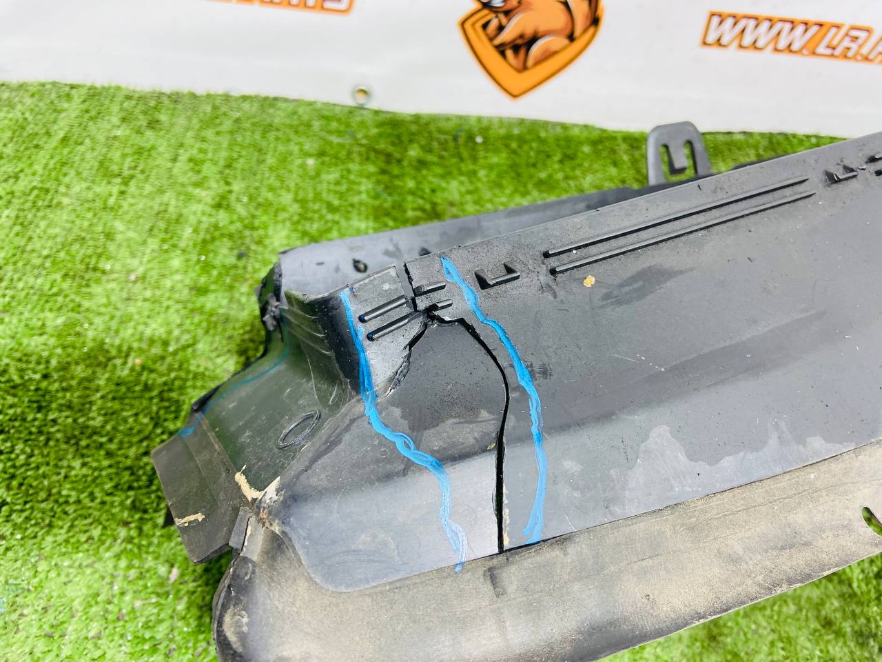 LR168396 Ventilation deflector of the central radiator Range Rover Sport L461 (2023-) Used cost 150 € in stock 2 pcs.