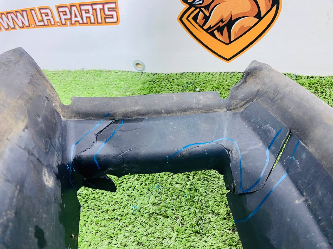 LR168396 Ventilation deflector of the central radiator Range Rover Sport L461 (2023-) Used cost 150 € in stock 2 pcs.