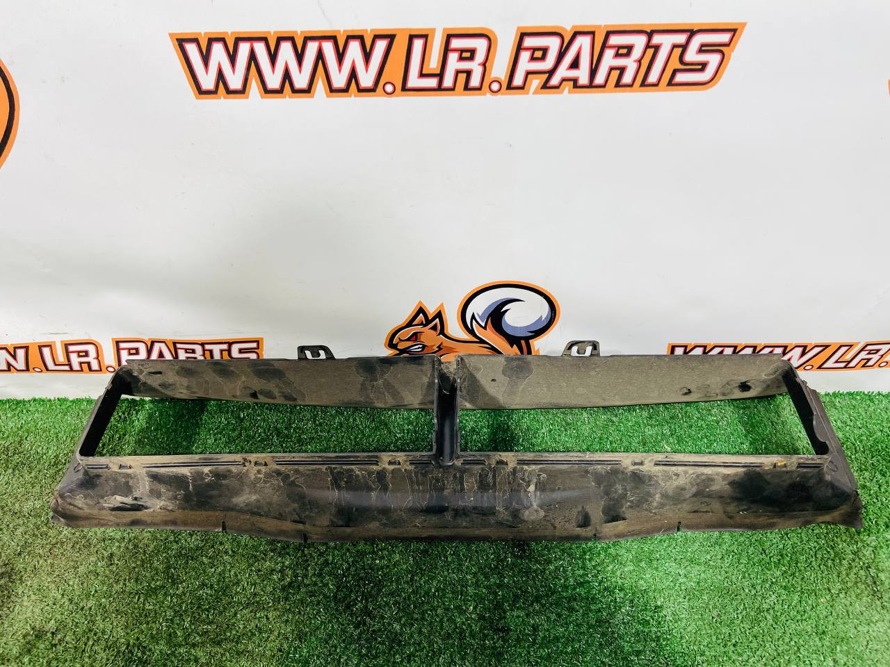 LR168396 Ventilation deflector of the central radiator Range Rover Sport L461 (2023-) Used cost 150 € in stock 2 pcs.