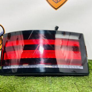 LR173195 Right rear taillight on the luggage compartment cover Land Rover Discovery 5 L462 (2017-) used. cost  € in stock 1 pcs.