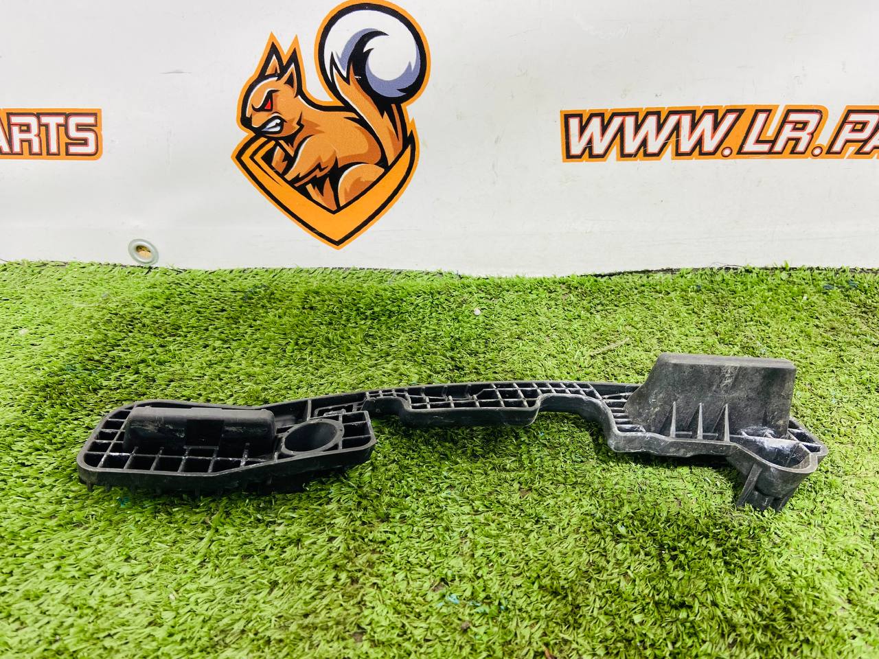 LR181595 Right headlight bracket for Range Rover L460 (2023-) Used cost € in stock 1 pcs.