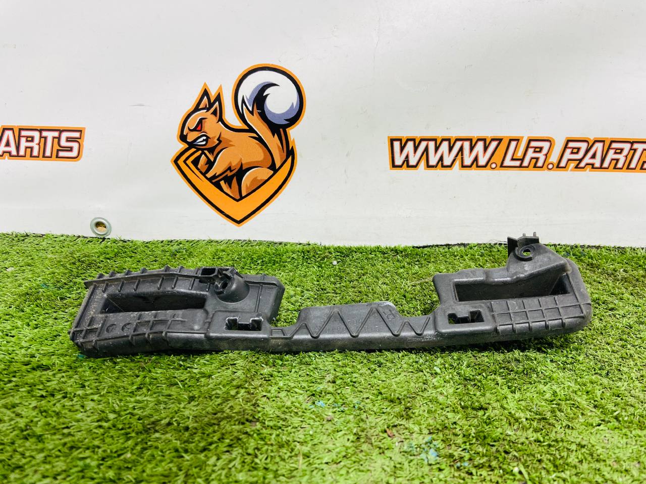 LR181595 Right headlight bracket for Range Rover L460 (2023-) Used cost € in stock 1 pcs.