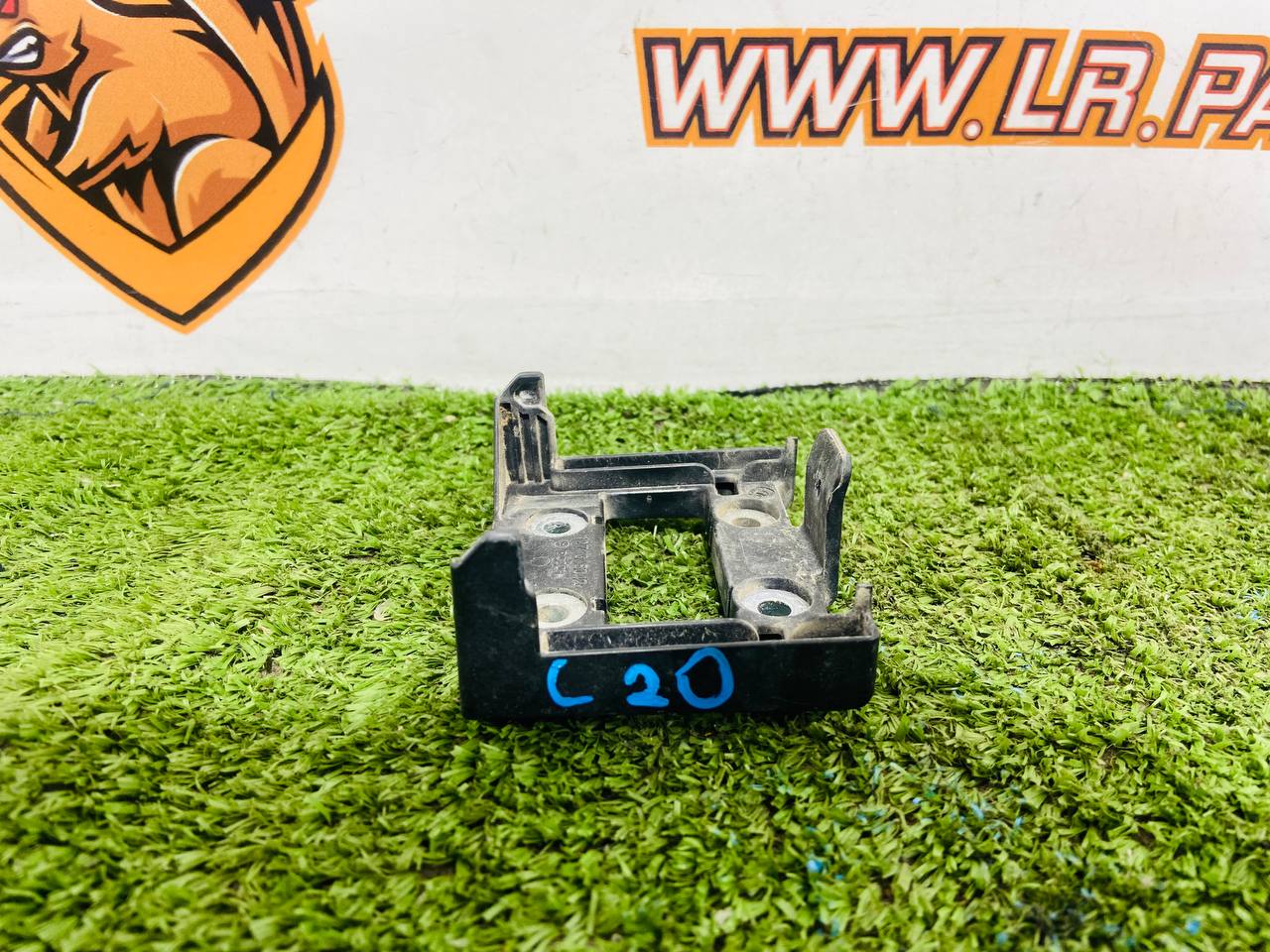 1271015042 Bracket of the radar (distronic) Range Rover Velar L560 (2018-) Used cost 120 € in stock 1 pcs.