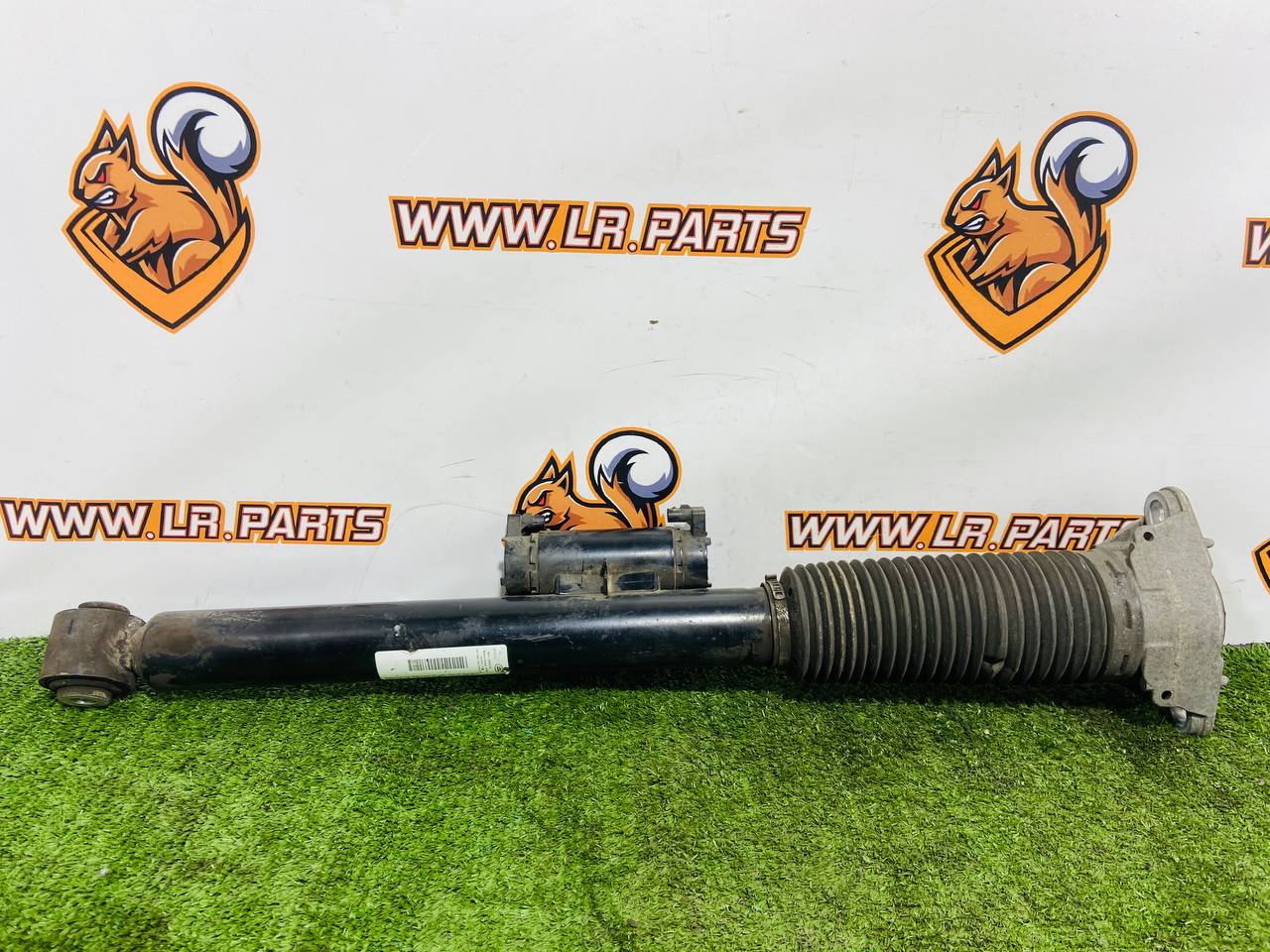604123476 Rear left shock absorber Range Rover Sport L461 (2023-) Used cost 700 € in stock 2 pcs.