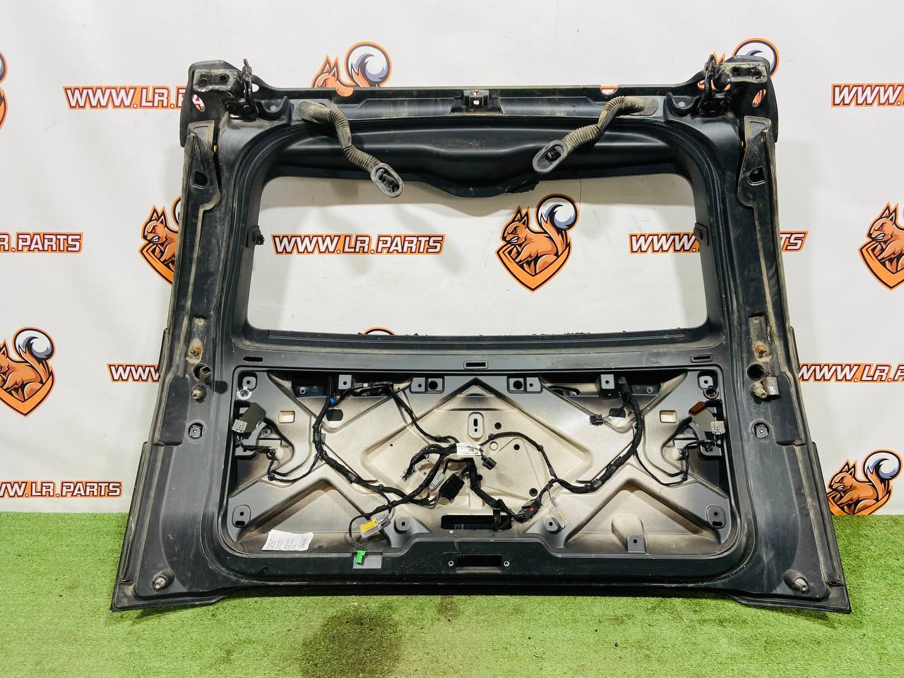 LR080287 Trunk lid without glass for Land Rover Discovery 5 L462 (2017-) Used cost € in stock 1 pcs.