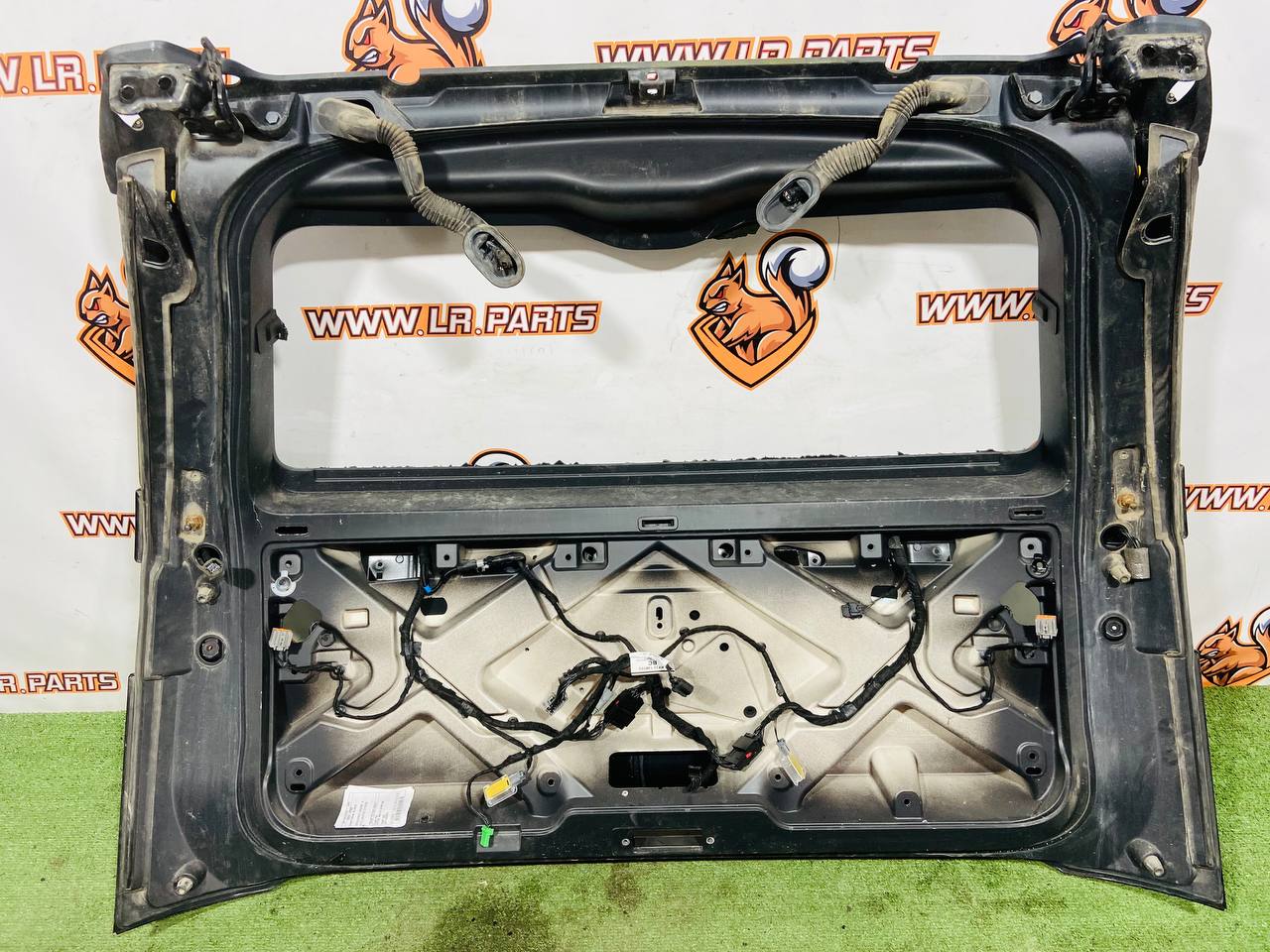 LR080287 Trunk lid without glass for Land Rover Discovery 5 L462 (2017-) Used cost € in stock 1 pcs.