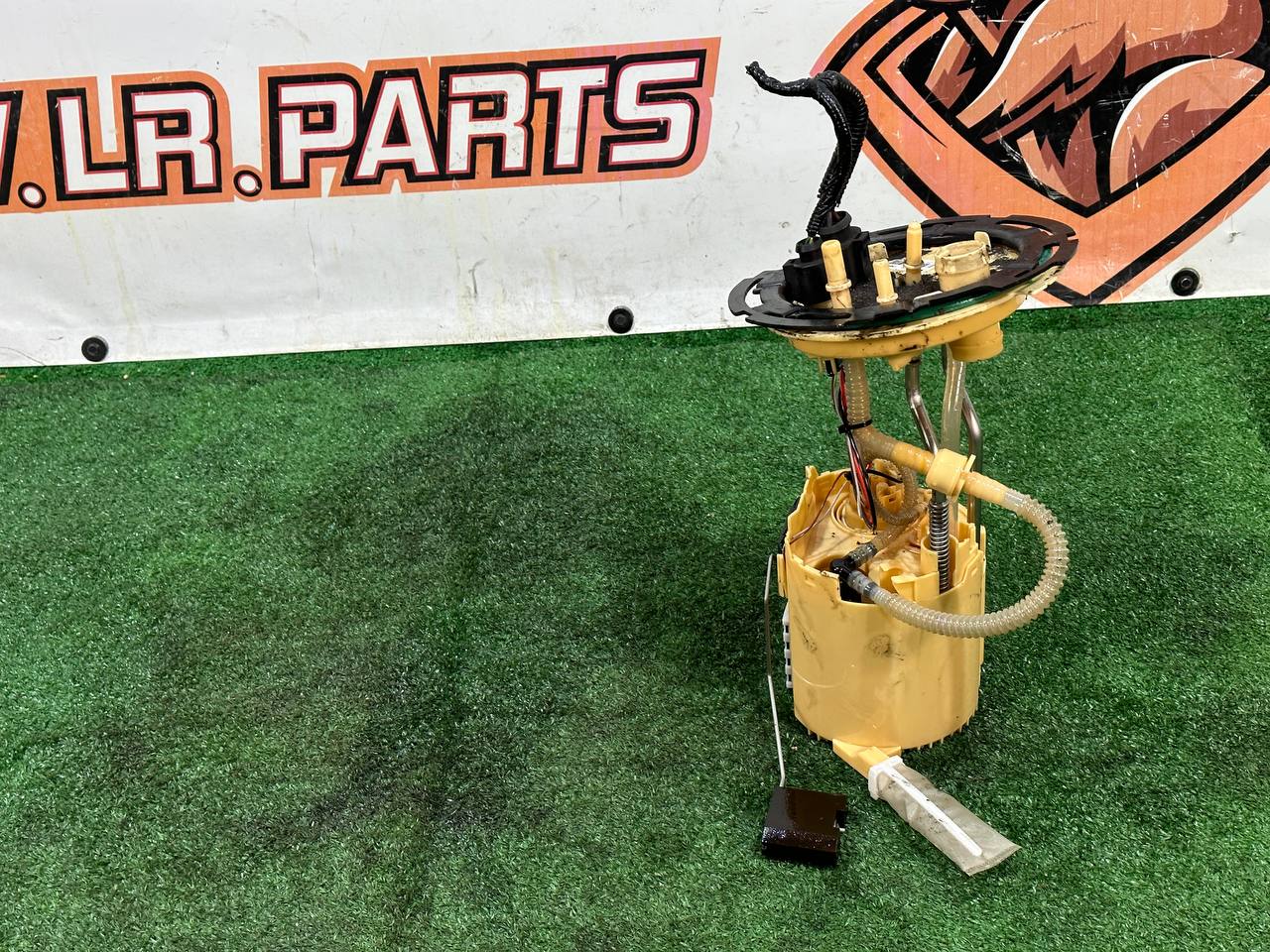 LR082749 Diesel fuel pump assembly in tank Land Rover Discovery 5 L462 (2017-) used cost 220 € in stock 2 pcs.