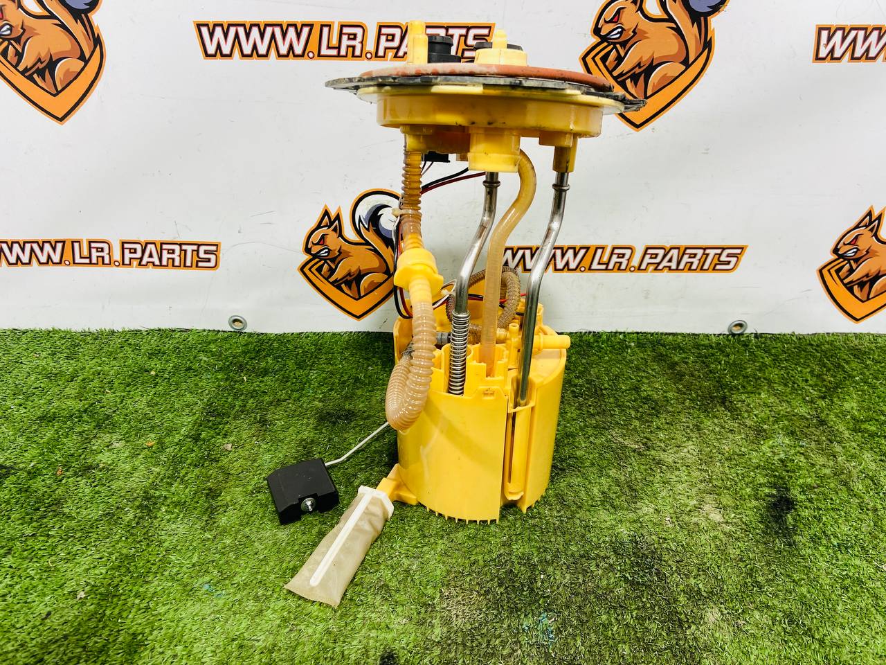 LR082749 Diesel fuel pump assembly in tank Land Rover Discovery 5 L462 (2017-) used cost 220 € in stock 2 pcs.