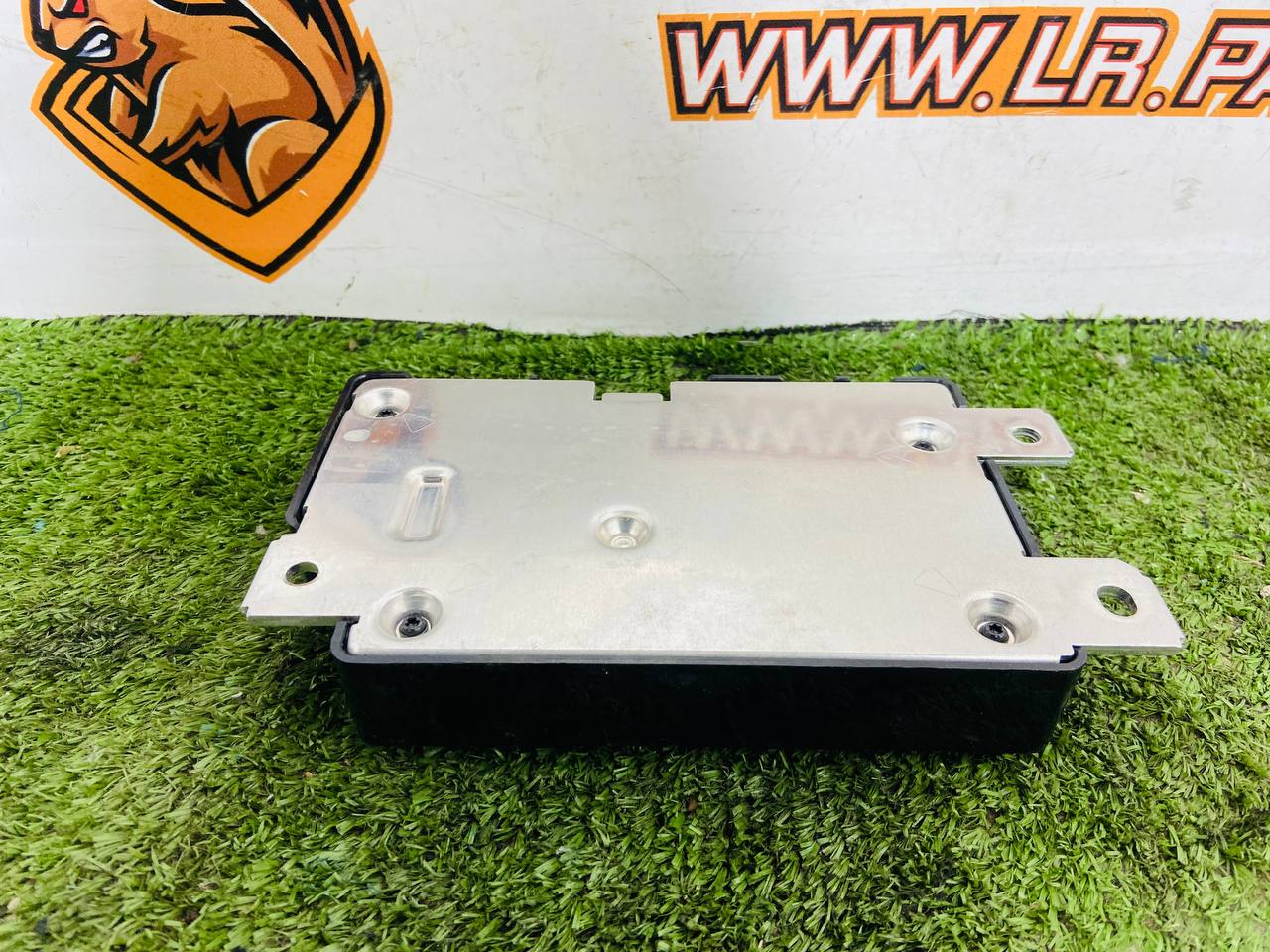 LR091248 Telematics control module Land Rover Discovery 5 L462 (2017-) USED cost 120 € in stock 2 pcs.