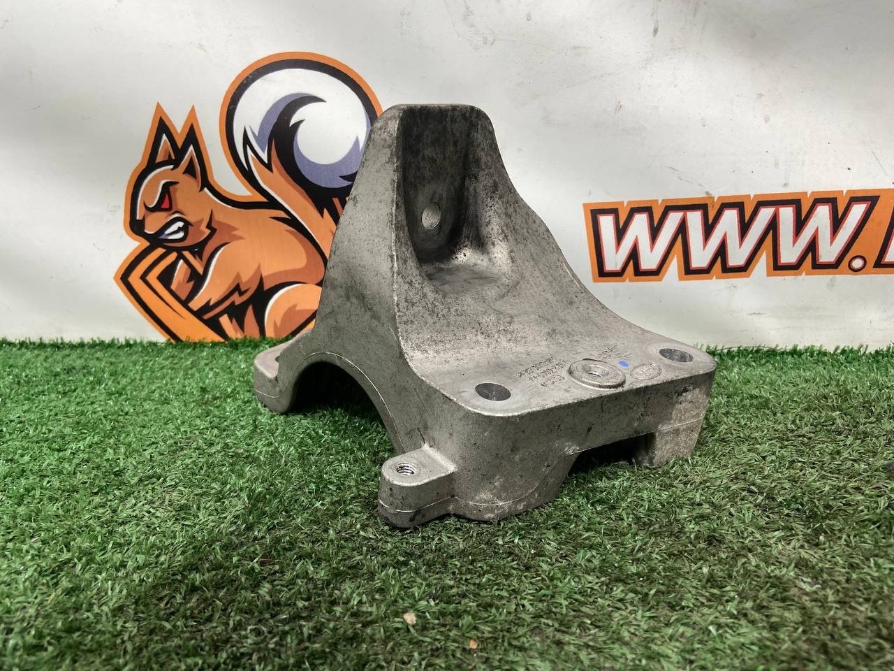 LR151999 Engine mount bracket left Range Rover Sport L461 (2023-) Used cost € in stock 2 pcs.