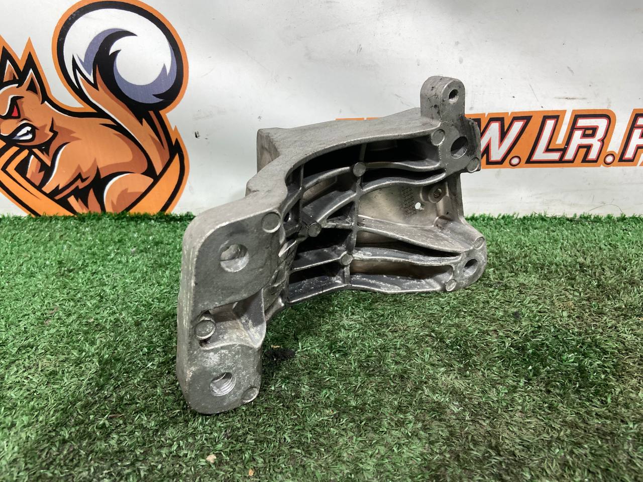 LR151999 Engine mount bracket left Range Rover Sport L461 (2023-) Used cost € in stock 2 pcs.