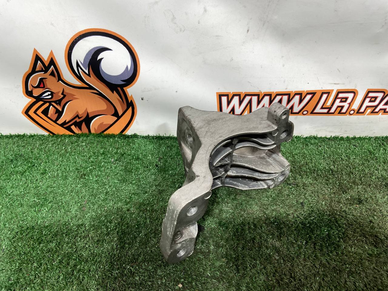 LR151999 Engine mount bracket left Range Rover Sport L461 (2023-) Used cost € in stock 2 pcs.